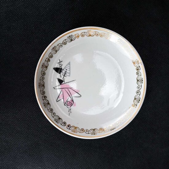 Ausmas apakštase ar stilizētu rozi