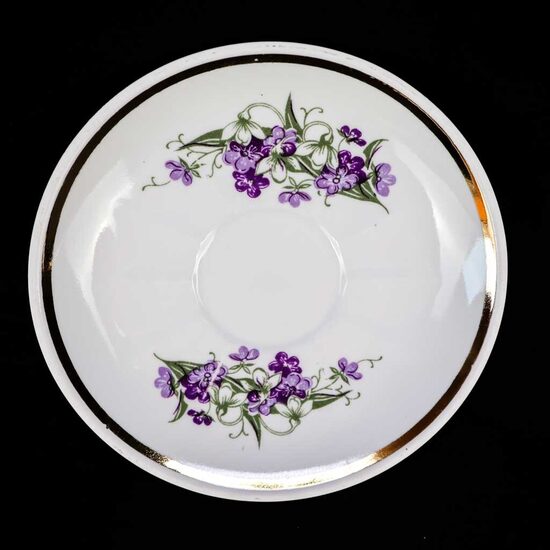 Buljona apakštases ar vizbulītēm un sniegpulkstenīšiem