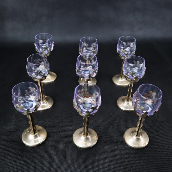 Zilas glāzes uz metāla kājas Daiļrade