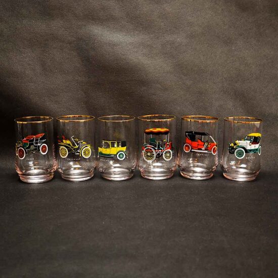 Glāzes ar retro auto