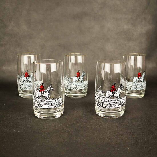 Bohemijas sulas glāzes ar zirgu un suni