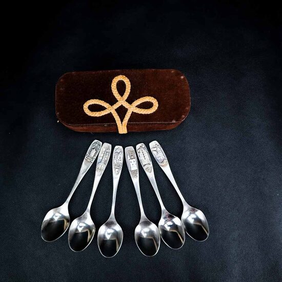 Tējkarotes Vecrīga brūnā zamšādas kastītē