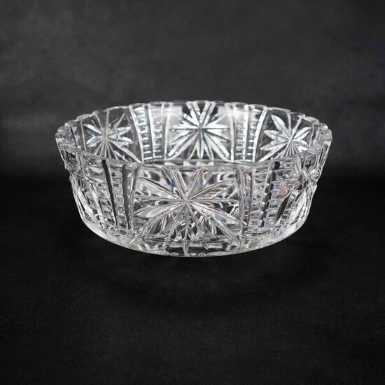 Liels kristāla trauks ar sašaurinātu apakšu