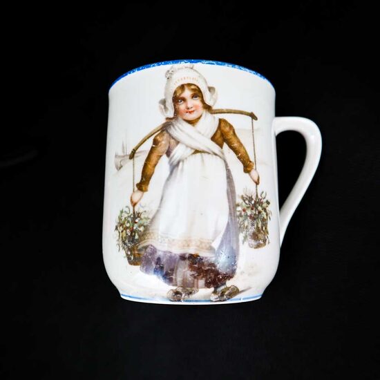 Antīka krūze "Meitene ar nēšiem" (Kuzņecovs)