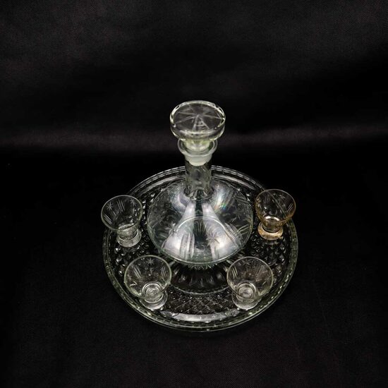 Stikla karafe un 4 glāzītes uz paplātes