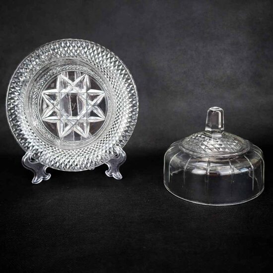 Stikla sviesta trauks ar auseklīti