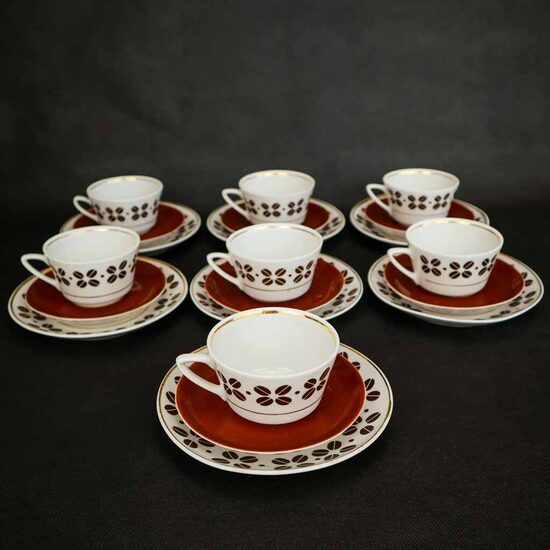 Vasaras trio ar kafijpupiņām, rūsganas apakštases, dažādi zīmogi