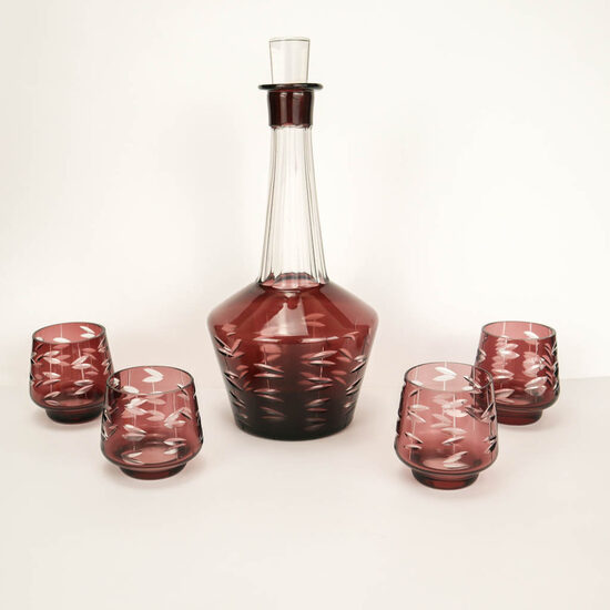 Violeta stikla karafe ar 4 glāzītēm