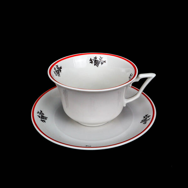 Maijas duo ar melnām rozītēm un sarkanu apvilkumu