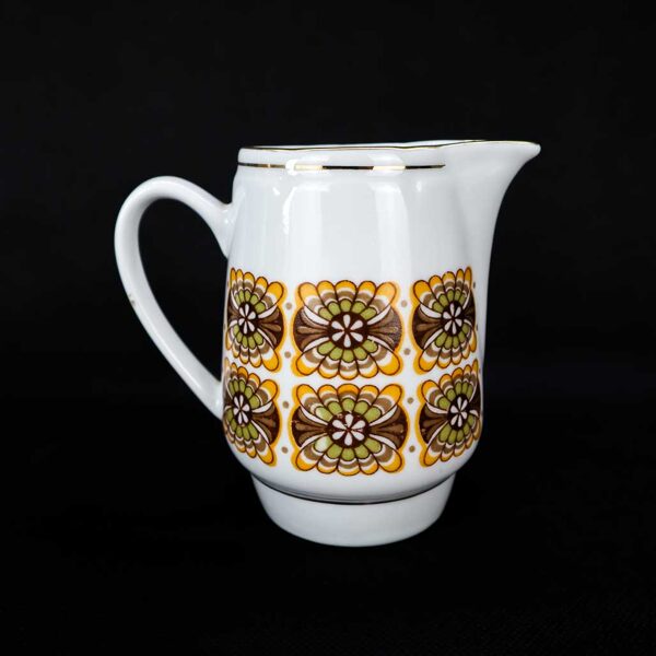 Aija-1 krējuma kanniņa ar stilizētie ziediem