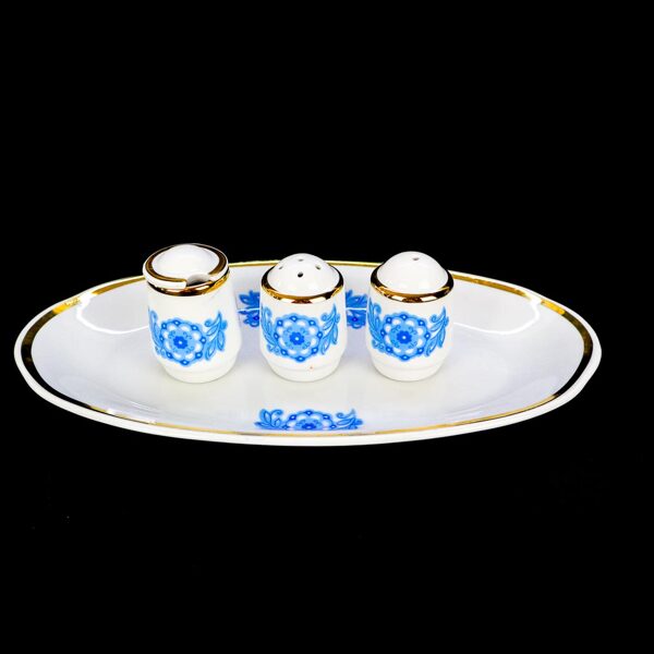 Aija-2 servējamais šķīvis un garšvielu trauciņi ar zilu puķi