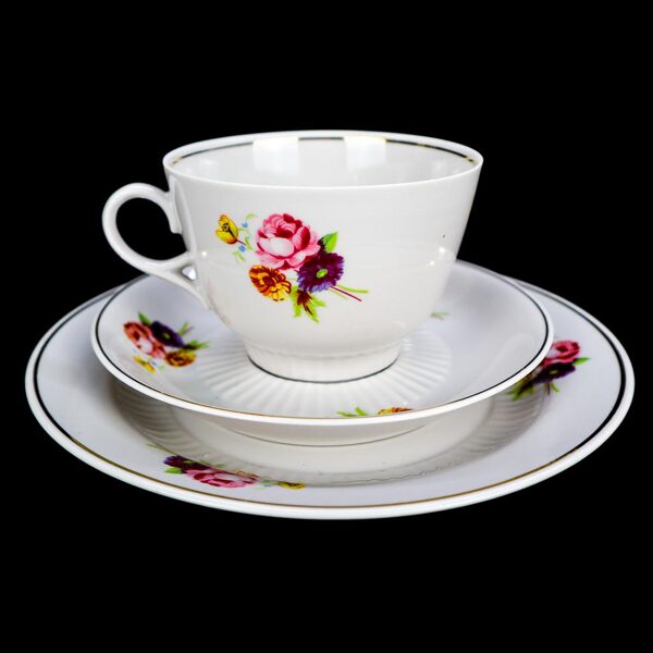 Diānas trio ar daudzkrāsainu puķu pušķi