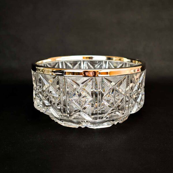 Liels kristāla trauks ar metāla malu