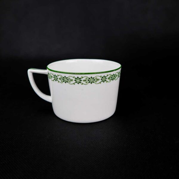 Kuzņecova tējas tasītes ar zaļu ziediņu vītni