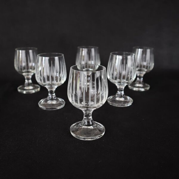 Liķiera glāzītes uz kājiņas ar slīpētām svītrām