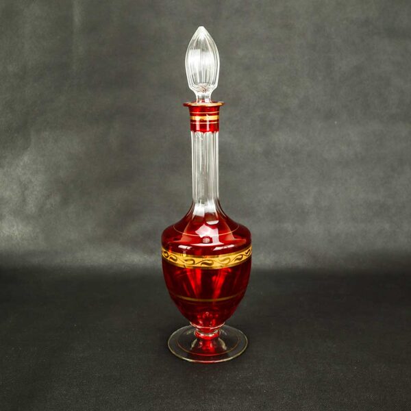 Sarkana stikla karafe ar zeltu