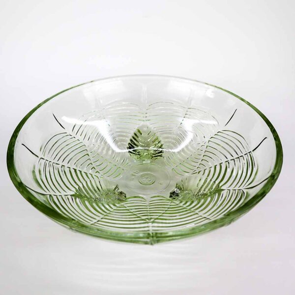 Saldumu/augļu trauks uz lapiņkājām