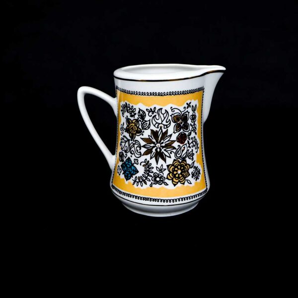 Vasaras krējuma kanniņa ar greznu dekoru