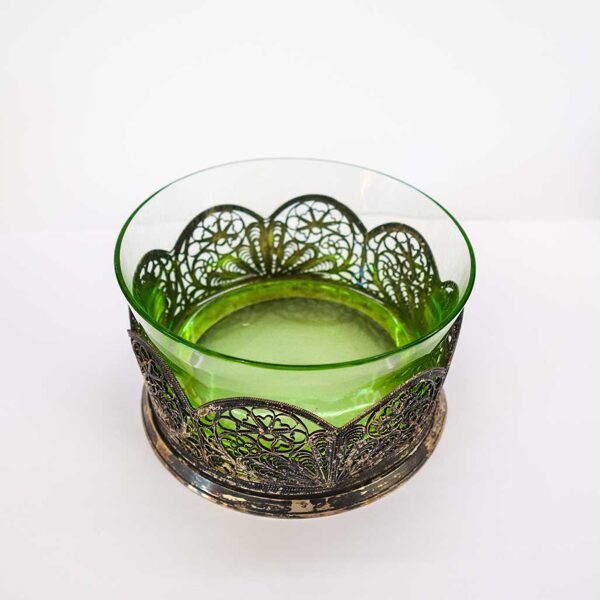 Stikla trauks filigrānā melhiora ietvarā